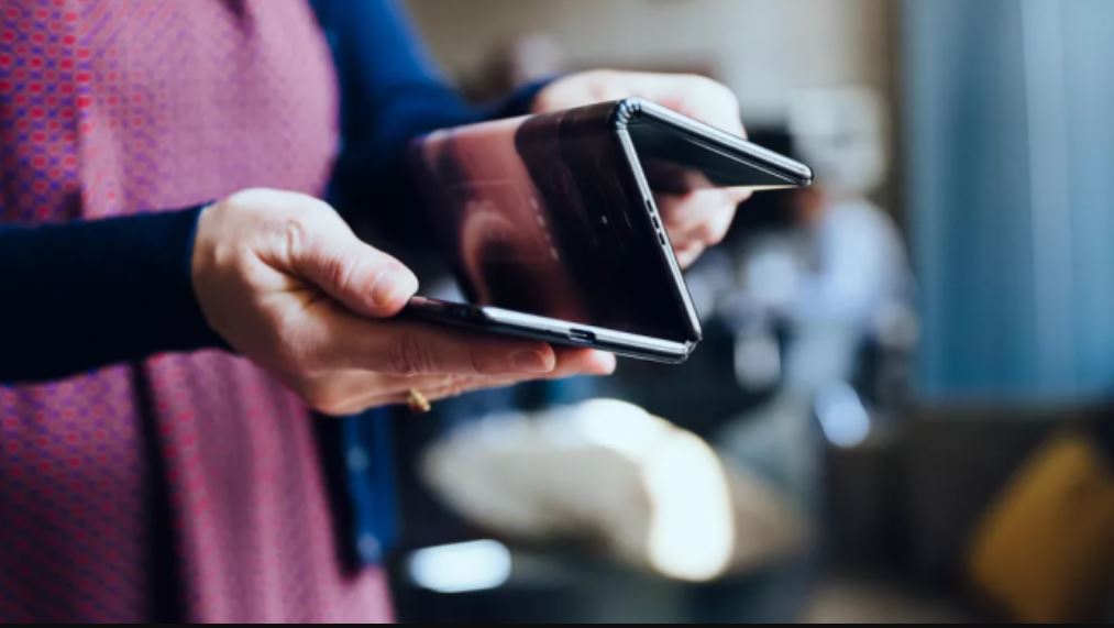 Leak shows Samsung phone with tri-folding display/screen and carrying Galaxy Z moniker Leak shows Samsung phone with tri-folding display/screen and carrying Galaxy Z moniker